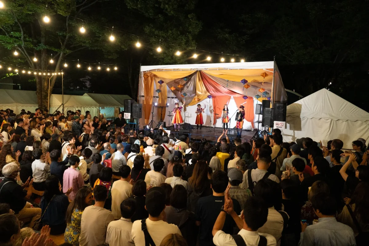 屋外ライブの様子