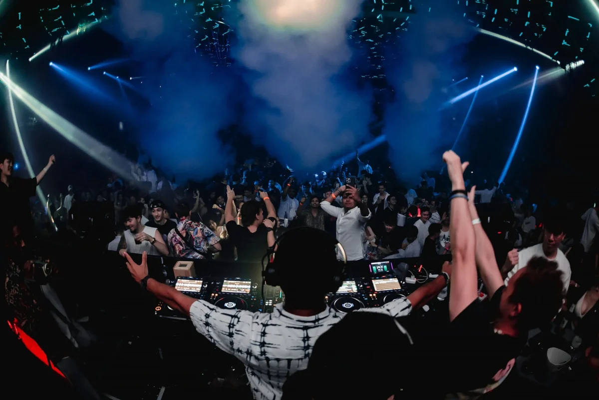DJが観客を盛り上げている様子